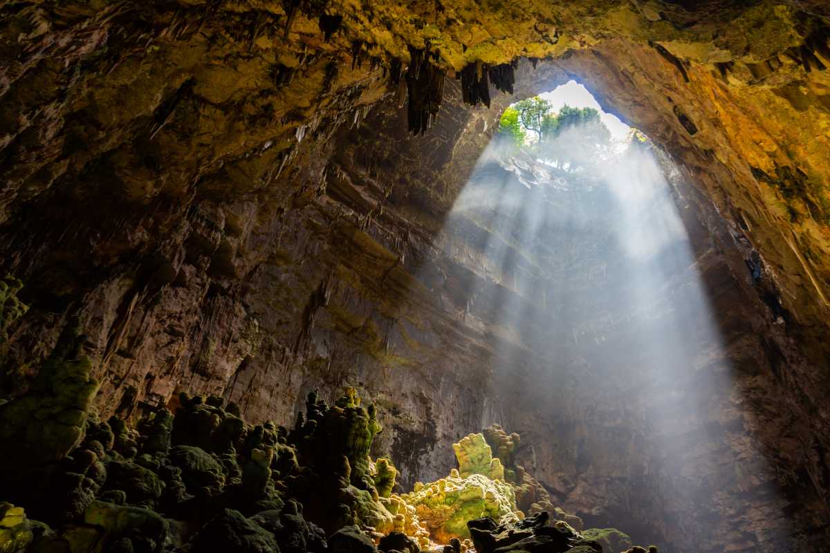Immagine della Grotta Bianca, evidenziando la sua bellezza unica