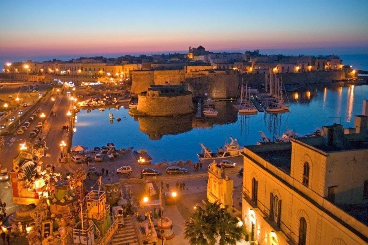 Vista panoramica del centro storico di Gallipoli con il mare sullo sfondo