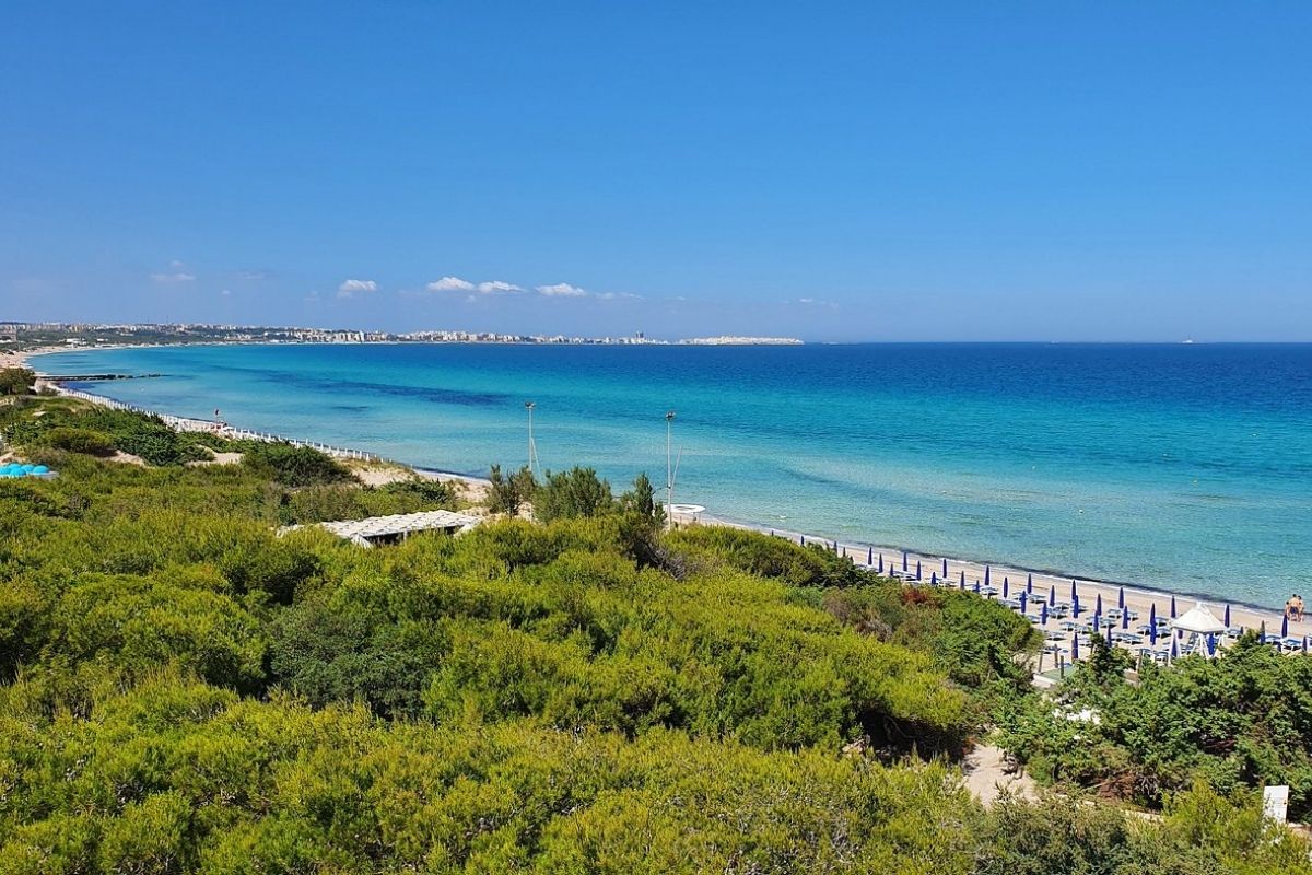 Spiaggia di Baia Verde a Gallipoli con sole e mare cristallino