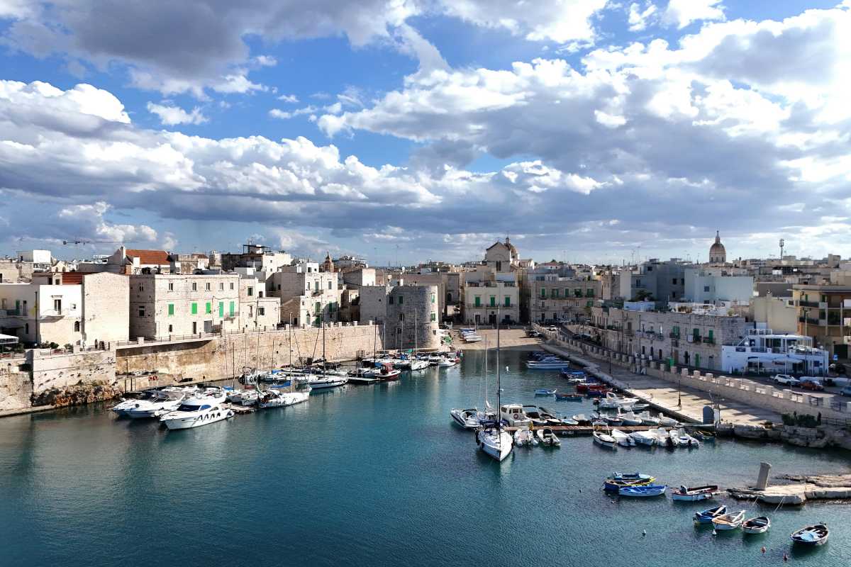 Vista panoramica del porto di Monopoli, evidenziando il mare azzurro e le barche tipiche.