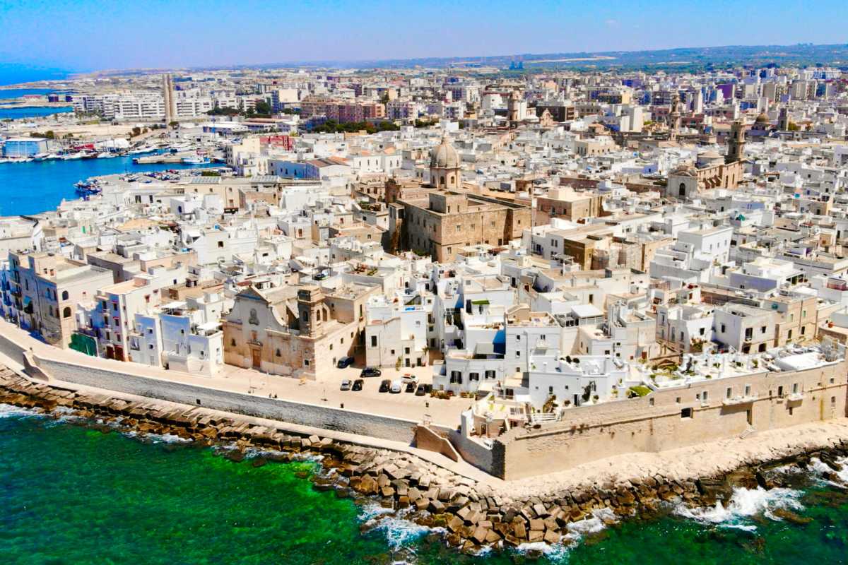 Interni della Cattedrale di Monopoli, evidenziando dettagli architettonici e opere d'arte.