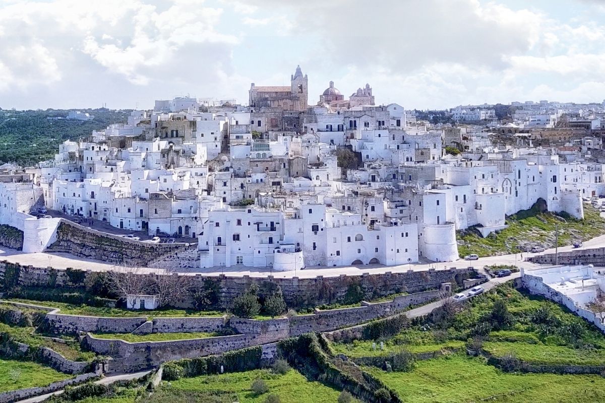 Vista panoramica di Ostuni con le sue case bianche e il mare sullo sfondo