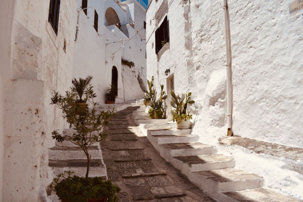 Interno caratteristico di uno dei vicoli bianchi di Ostuni