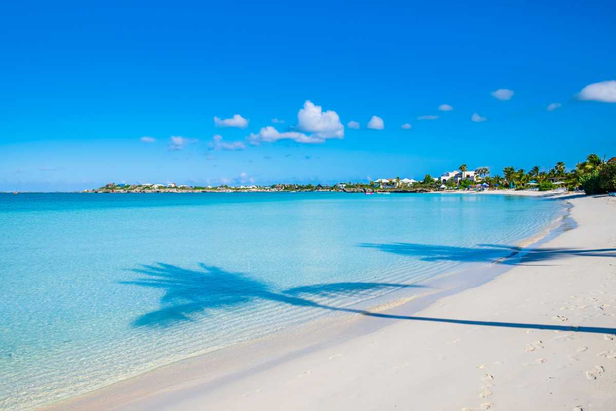 Spiaggia della Baia dei Turchi con acque cristalline e sabbia bianca