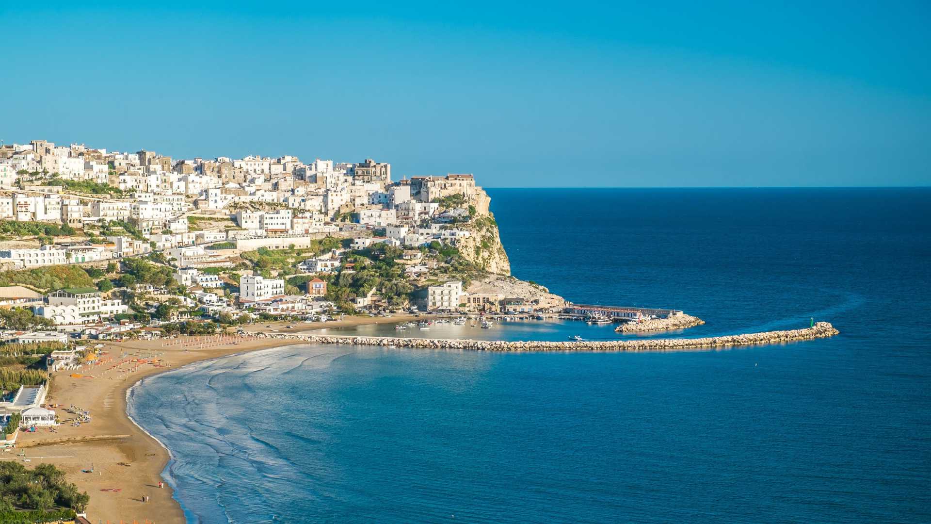 Trabucco sul mare al tramonto con le onde