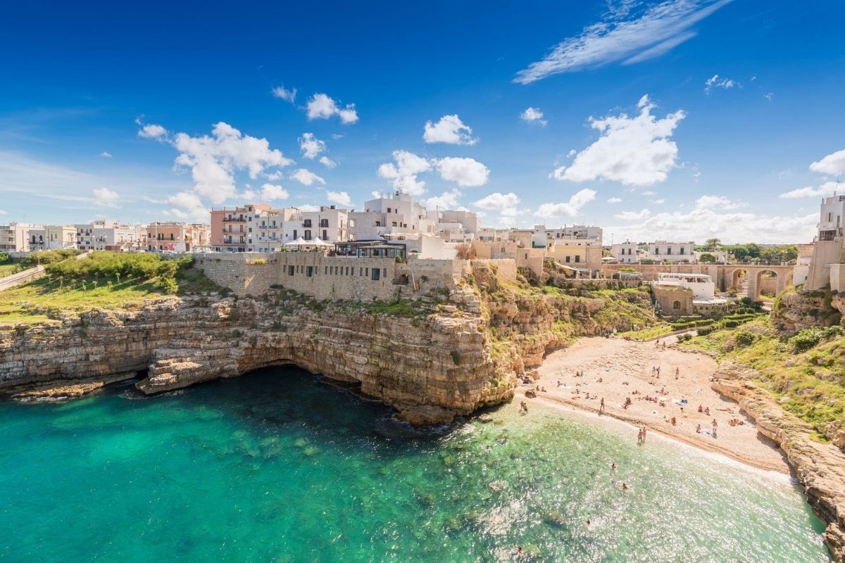 Vista panoramica di Polignano a Mare con mare e scogliere