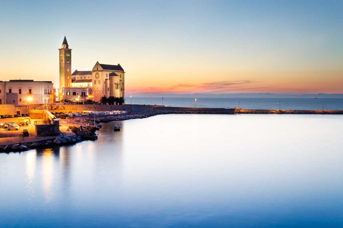 Veduta panoramica del porto di Trani con la cattedrale romanica sullo sfondo