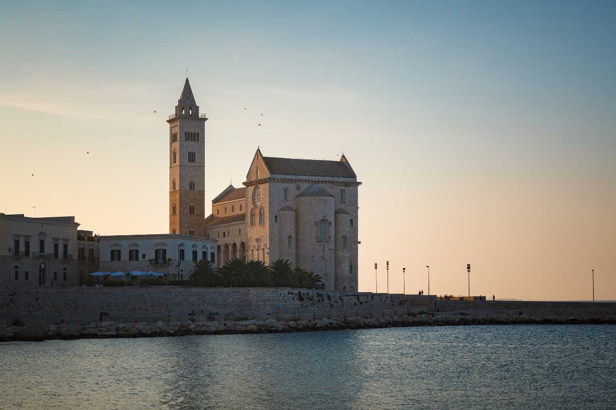 Dettaglio della cattedrale di Trani con il mare sullo sfondo